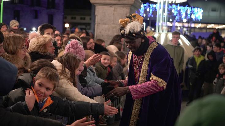 Arrats hotzean bero hartu dituzte Errege Magoak Azpeitian