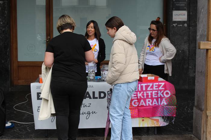 Hasi dira Euskaraldiko txapak banatzen