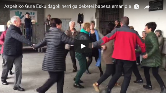 BIDEOA eta ARGAZKI BILDUMA: Azpeitiko Gure Esku dagok herri galdeketei babesa emateko festa egin du