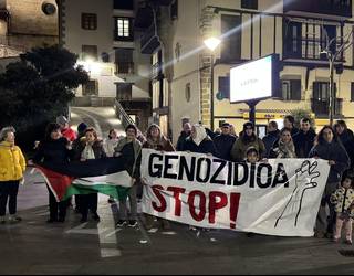 Palestinarrei elkartasuna adierazteko bildu dira herritarrak
