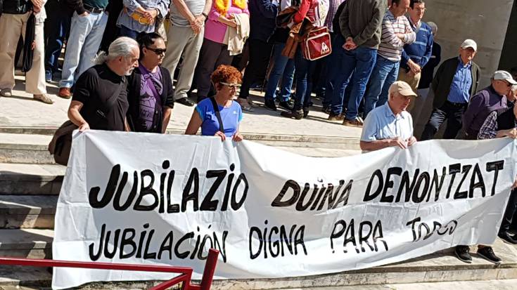 Pentsiodunak beste astelehen batez elkarretaratu dira udaletxe aurrean