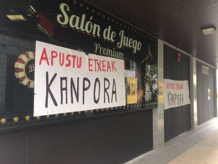 Apustu etxearen aurkako pankartak jarri dituzte Azpeitian