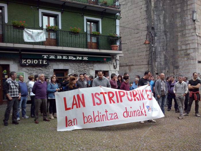 Lan istripuen aurka protesta egin dute herritarrek Zestoan