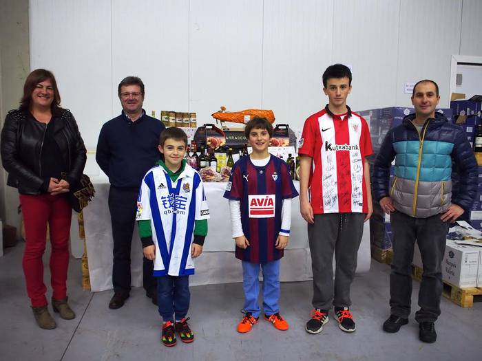 Banatu dira Zumaiakoren Gabonetako otarra eta kamisetak