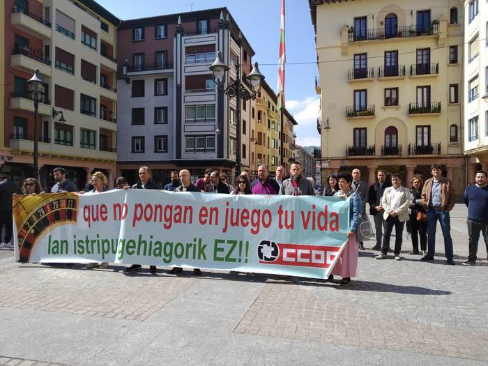 Lan heriotzak eta prekarietatea salatzeko elkarretaratzeak egin dituzte Azpeitian eta Zarautzen