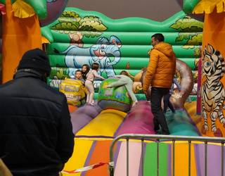 Jolas egiteko aukera izan dute Getariako haurrek, Gabonetako haur parkean