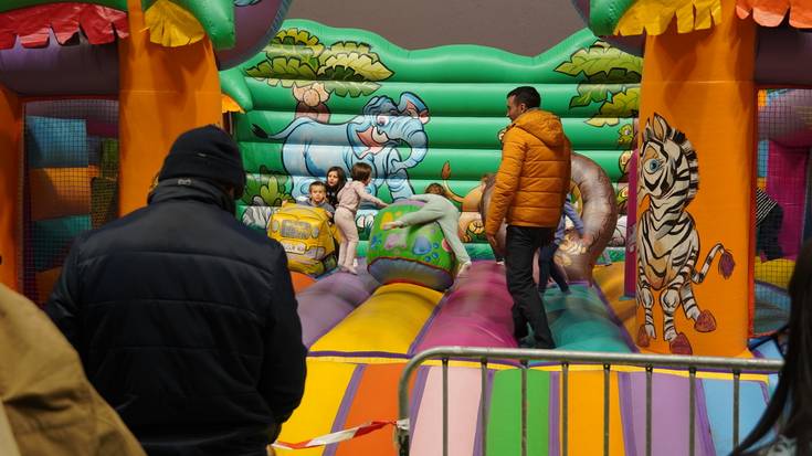 Jolas egiteko aukera izan dute Getariako haurrek, Gabonetako haur parkean