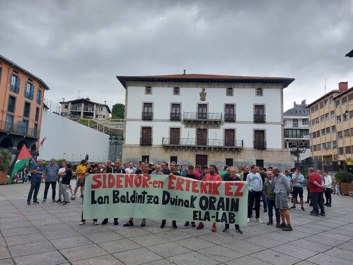 Sidenorreko langileen egoera salatzeko, protesta egin dute plazan