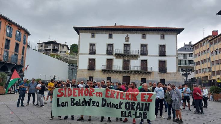 Sidenorreko langileen egoera salatzeko, protesta egin dute plazan