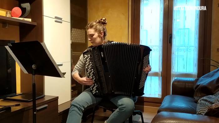 Oso harrera ona izan du #EtxetikMundura egitasmoak bere lehen astean