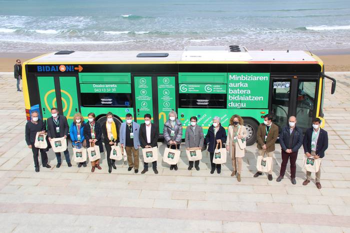 Minbiziaren Aurkako Bus Aktiboa jarri dute martxan Zarautzen