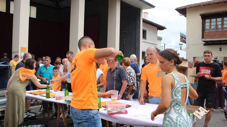 Tortilla eta sagardoa dastatu dituzte Arroagoian pilota partidez gozatu bitartean