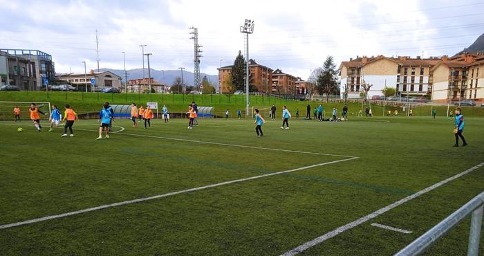 Saskibaloia eta futbola, eskola kirolaren 2026ko lehen jardunaldian