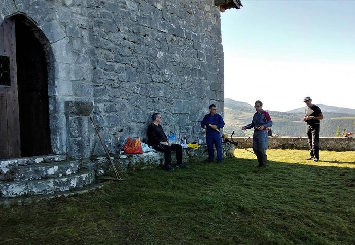 Santa Engrazia ermita eta haren ingurua txukundu dituzte