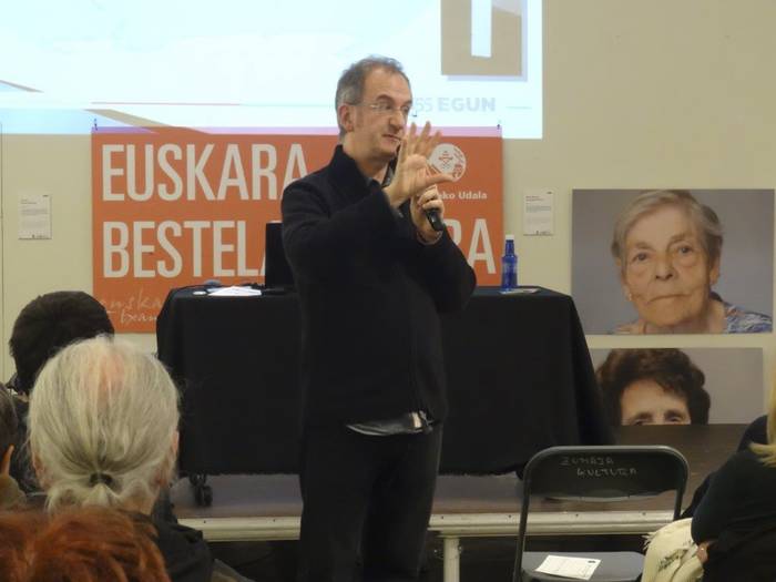 Kike Amonarriz: "Bidegurutzean dago euskara"