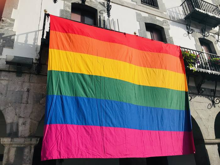 Azpeitiko Udalak bat egin du LGTBQ+ kolektiboaren sexu askatasunaren aldeko egunarekin