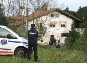 Zuloagako lorezainaren etxetik aterarazi dituzte bertan bizi ziren okupatzaileak