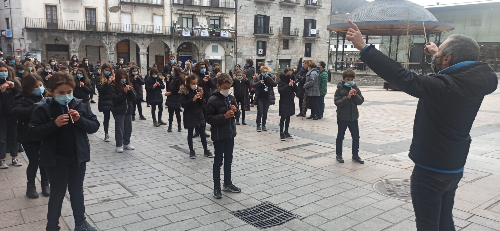 San Sebastian goizeko diana jotzera irten dira Bandako eta musika eskolako gaztetxoak