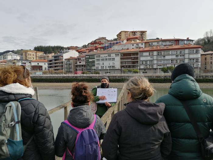 Hegaztiak behatzeko tailerra egin zuten atzo Deban, Geoparkeak antolatuta