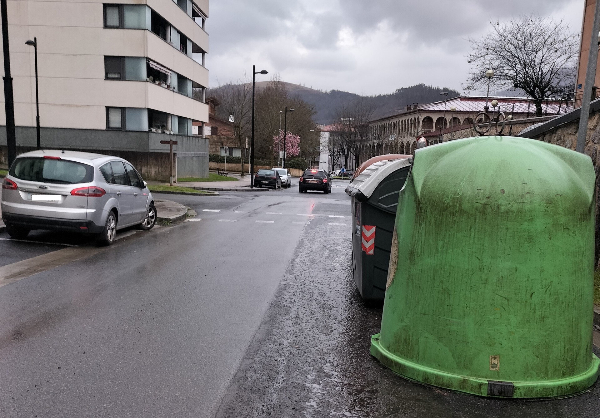 Kejie ta desditxie: "Zaborrontziak errepidea oztopatzen"