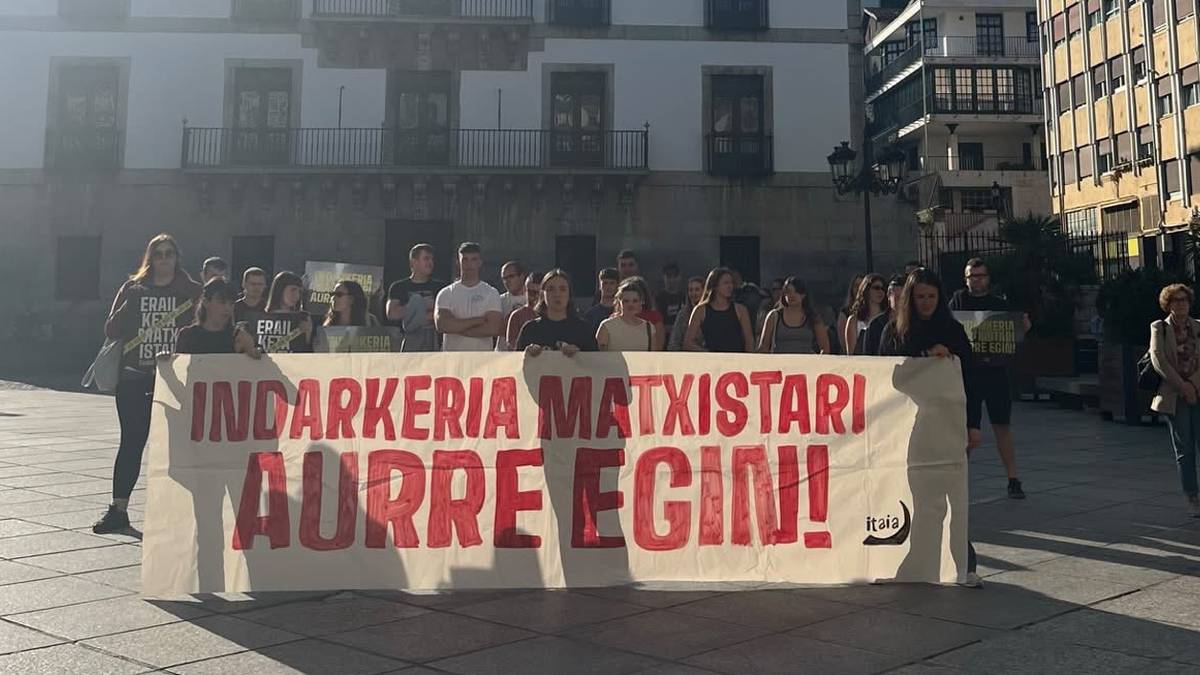 Elkarretaratzea egin dute Arguedasko hilketa matxista gaitzesteko