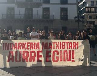Elkarretaratzea egin dute Arguedasko hilketa matxista gaitzesteko