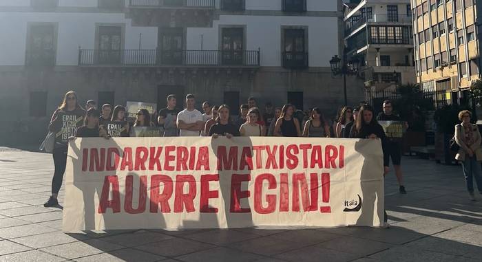 Elkarretaratzea egin dute Arguedasko hilketa matxista gaitzesteko