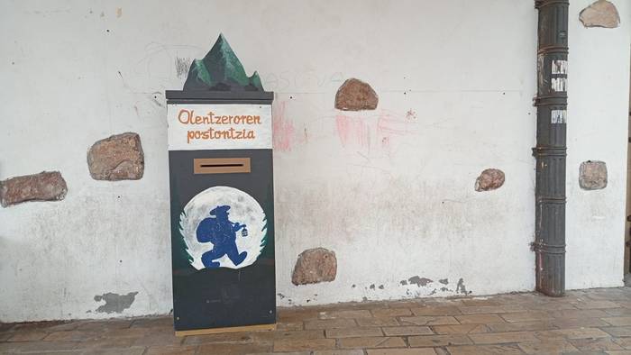 Jarri dute Olentzerori gutunak bidaltzeko postontzia, Estalapean