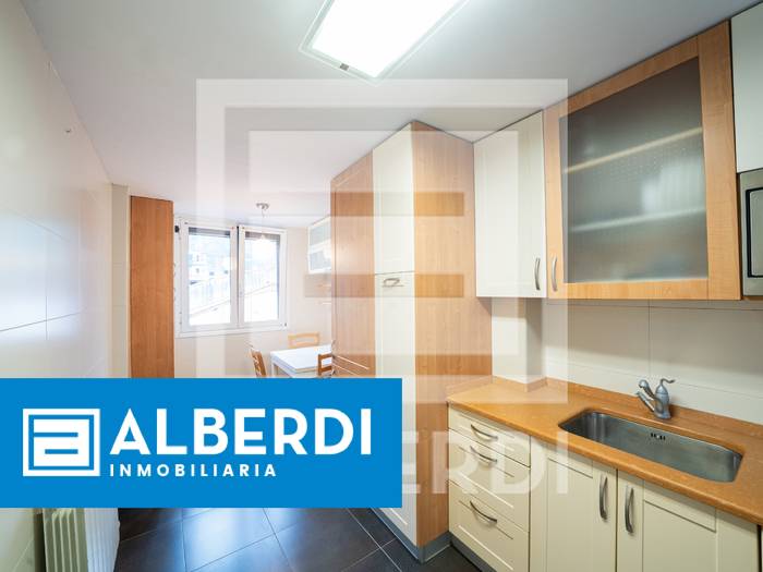 Alberdi Inmobiliaria: lau logelako etxebizitza San Martin kalean, orain prezio berriarekin