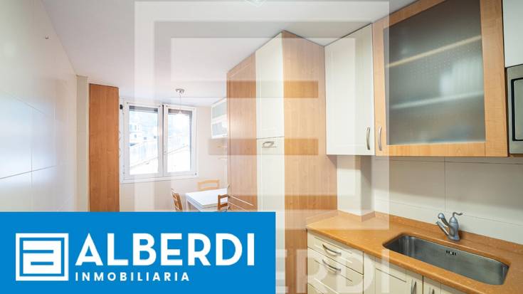 Alberdi Inmobiliaria: lau logelako etxebizitza San Martin kalean, orain prezio berriarekin
