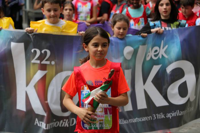 Euskararen aldeko aldarria ozen zabaldu dute Azkoitiko Korrika Txikian