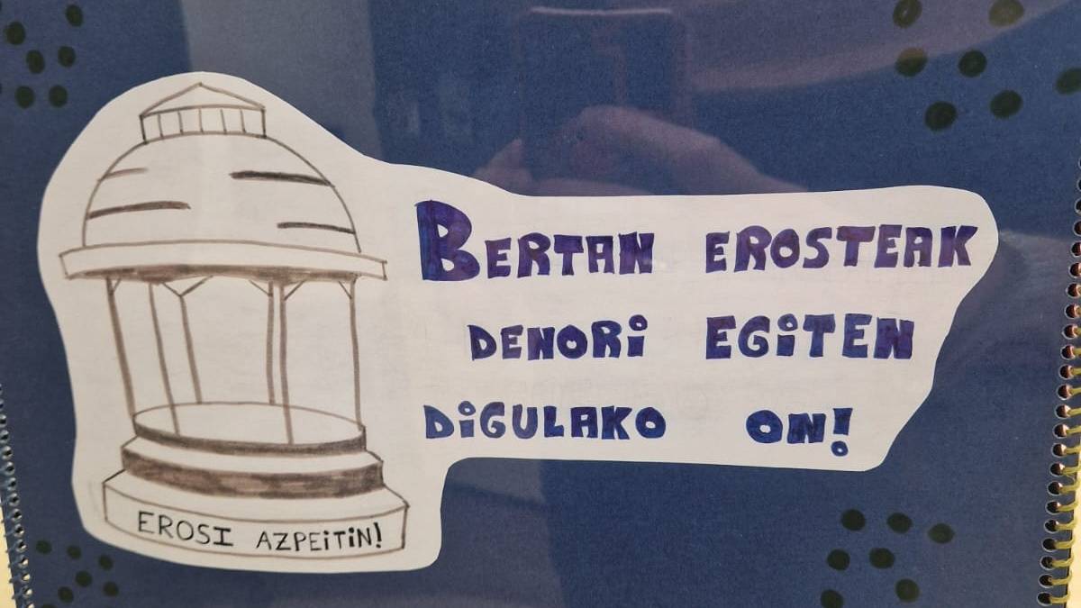 Istorioa duten kutxak, Azpeitiko saltokietan ikusgai