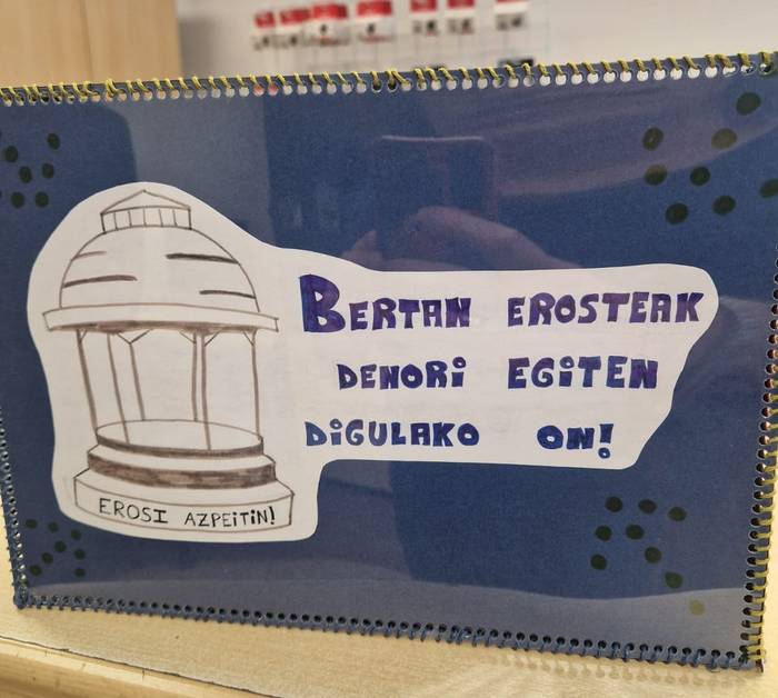 Istorioa duten kutxak, Azpeitiko saltokietan ikusgai