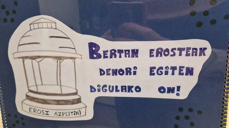 Istorioa duten kutxak, Azpeitiko saltokietan ikusgai