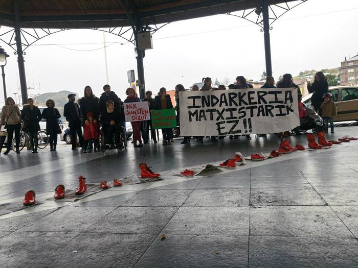 Zapatak gorriz margotu dituzte Orion, indarkeria matxista salatzeko