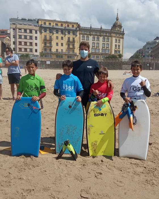 Gipuzkoako bodyboard zirkuituari hasiera bikaina eman diote Zumaiako gazteek