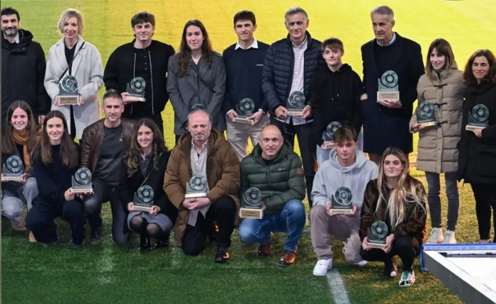 Kirol prentsaren sariak jaso dituzte Janire Gonzalez-Etxabarrik eta Irati Osak