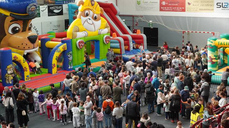 Etxeko txikienak gozatu ederra hartzen ari dira Gabonetako Haur Parkean