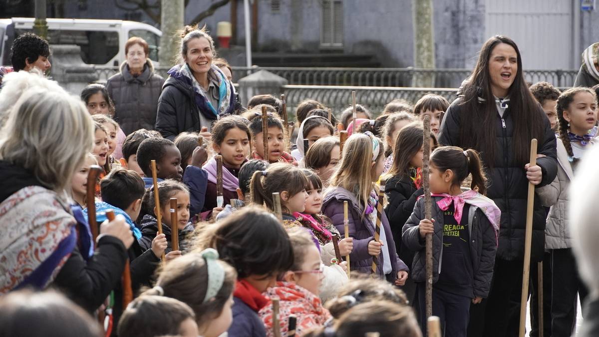 Usadioari eutsita, eztarriak urratu arte kopla kantari aritu dira eskualdeko hainbat lekutan