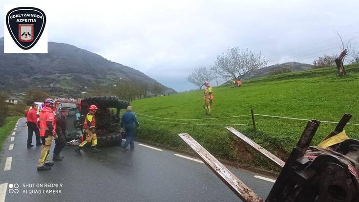 Traktore bat irauli da Oñatz auzoan, eta zauri arinak ditu gidariak