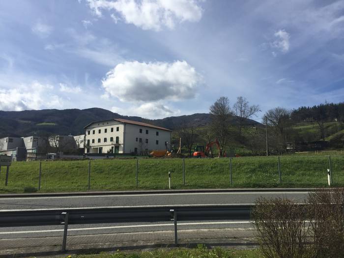 Hasi dituzte Lidl supermerkatu berria egingo duten gunea urbanizatzeko lanak