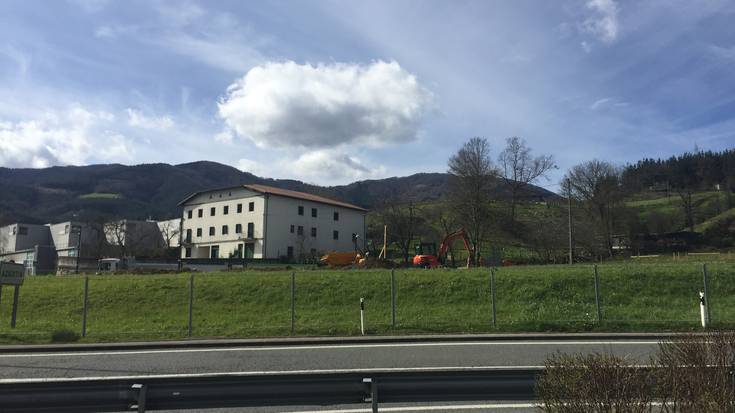 Hasi dituzte Lidl supermerkatu berria egingo duten gunea urbanizatzeko lanak