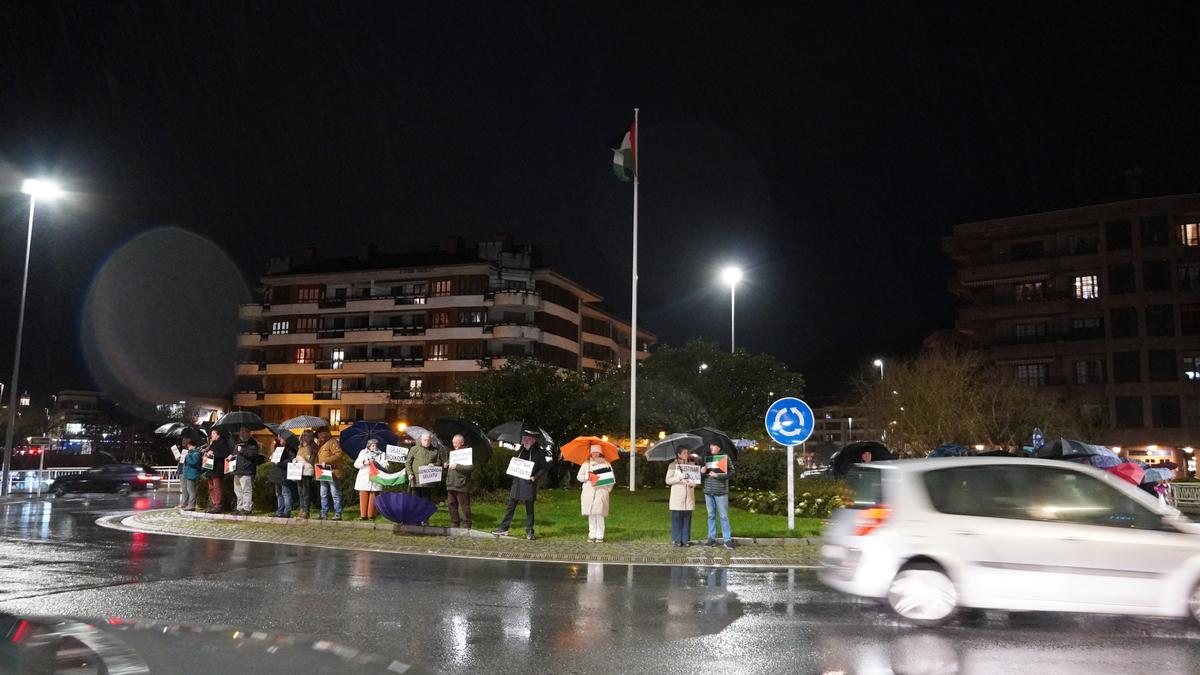 Palestinarekiko elkartasunez inguratu dute berriro biribilgunea