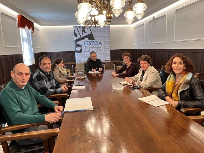 Ondarearekin lotutako egitasmoak hizpide izan dituzte Zestoako Udalak eta Gipuzkoako Foru Aldundiak