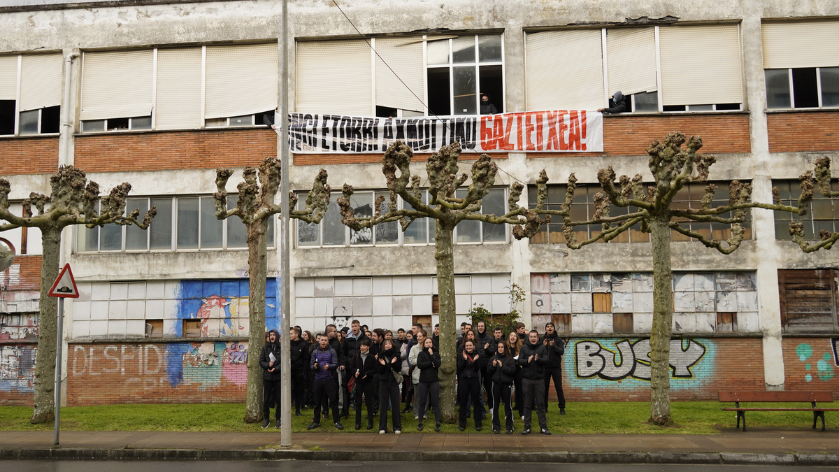 Julio Urkixo etorbideko eraikin bat okupatu dute Azkoitiko Gazte Asanbladako kideek