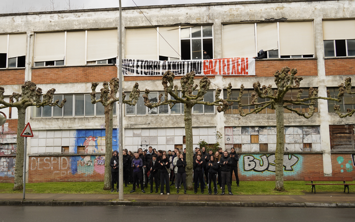 Julio Urkixo etorbideko eraikin bat okupatu dute Azkoitiko Gazte Asanbladako kideek