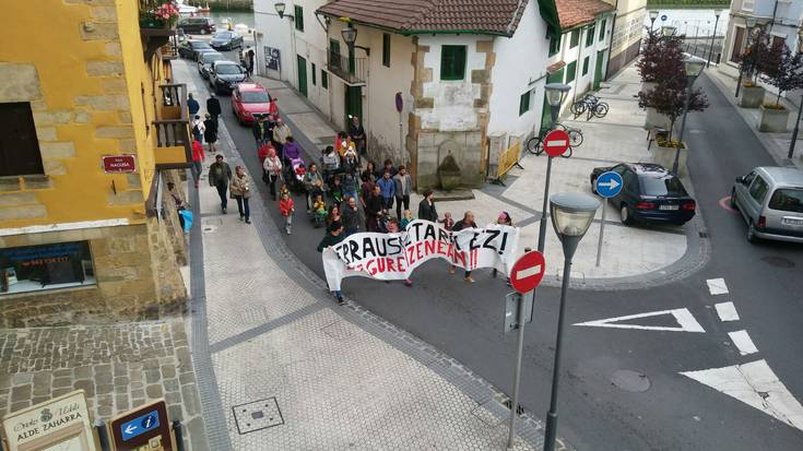 Erraustegiaren aurkako manifestazio zaratatsua egin zuten atzo Orion