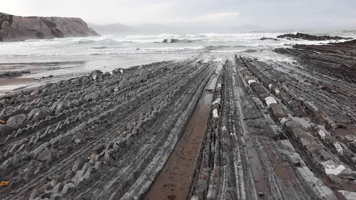 Hondar piloa eraman du itsasoak Itzurunen