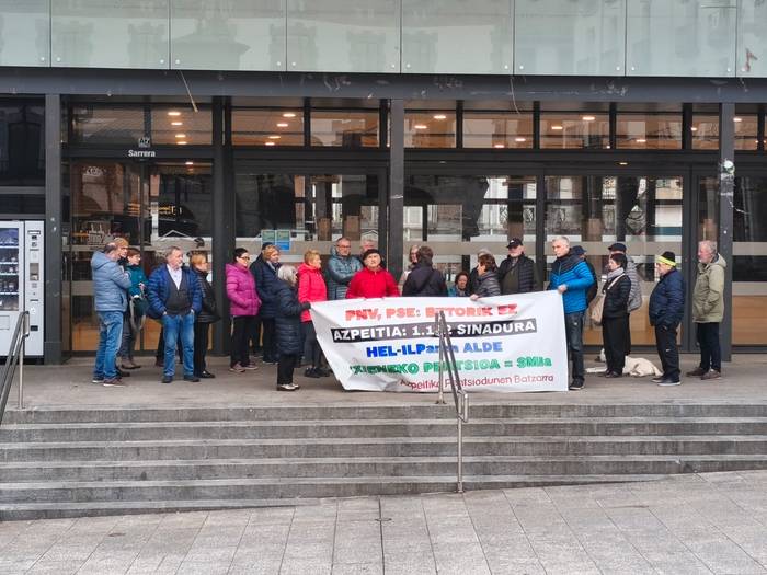 Mobilizazioen zortzigarren urteurrenaren atarian itzuli dira pentsiodunak plazara