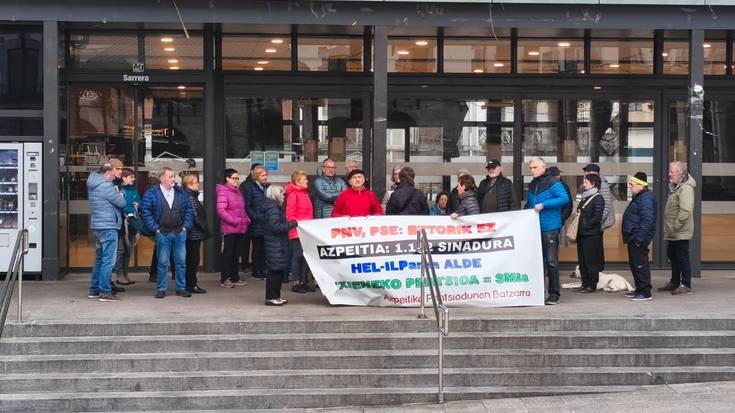 Mobilizazioen zortzigarren urteurrenaren atarian itzuli dira pentsiodunak plazara